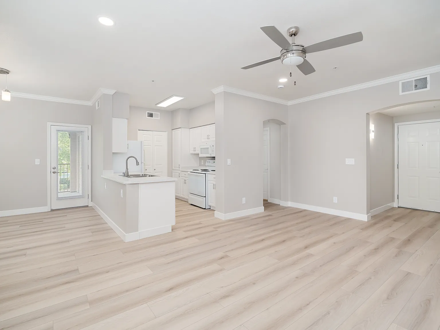 Lake Point Apartments — Photo 1