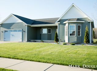 762 Fieldstone Dr, Coopersville, MI 49404