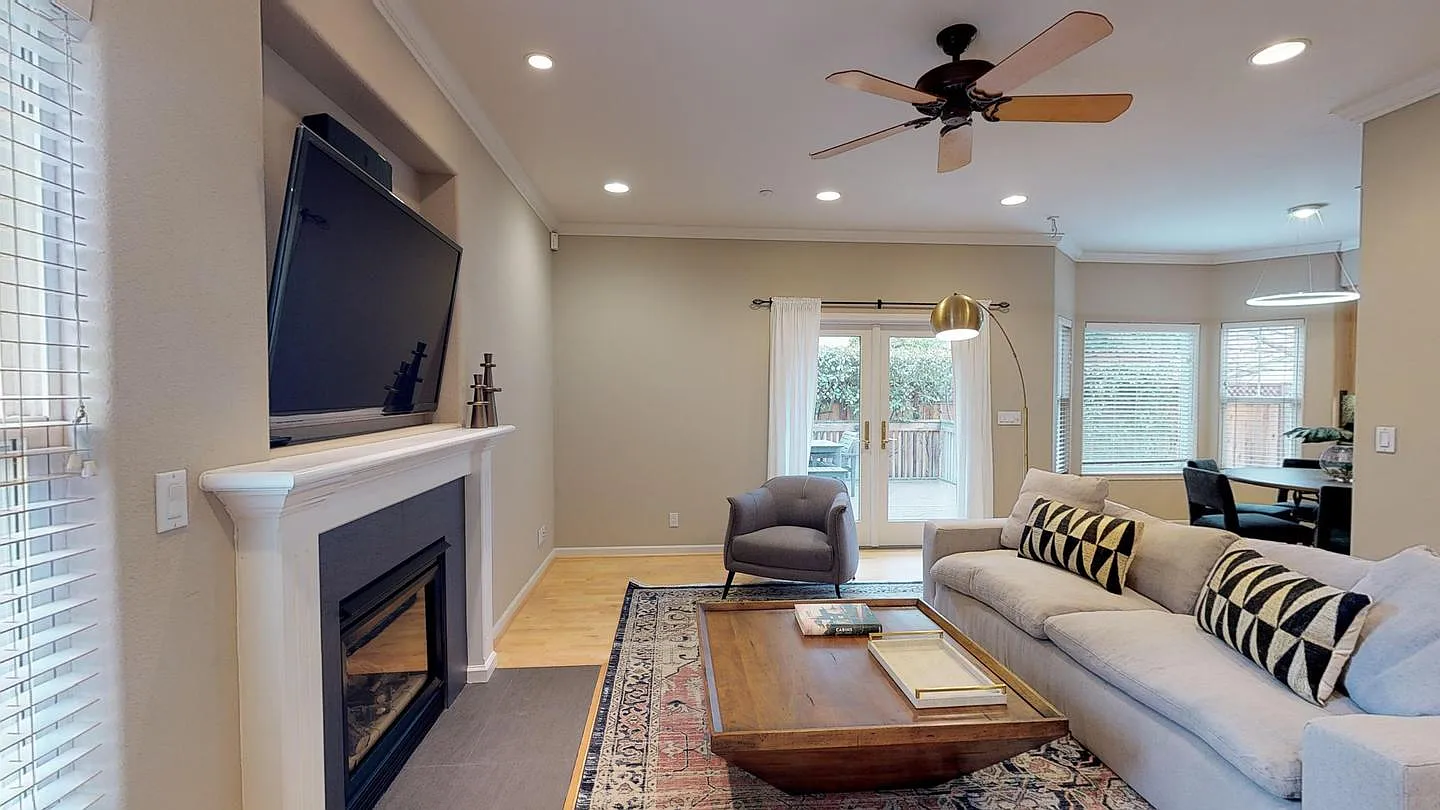 Private Bedroom in Elegant Sunnyvale Home with Backyard Patio — Photo 2