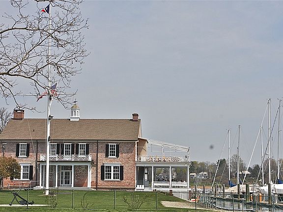 Pequot Yacht Clud