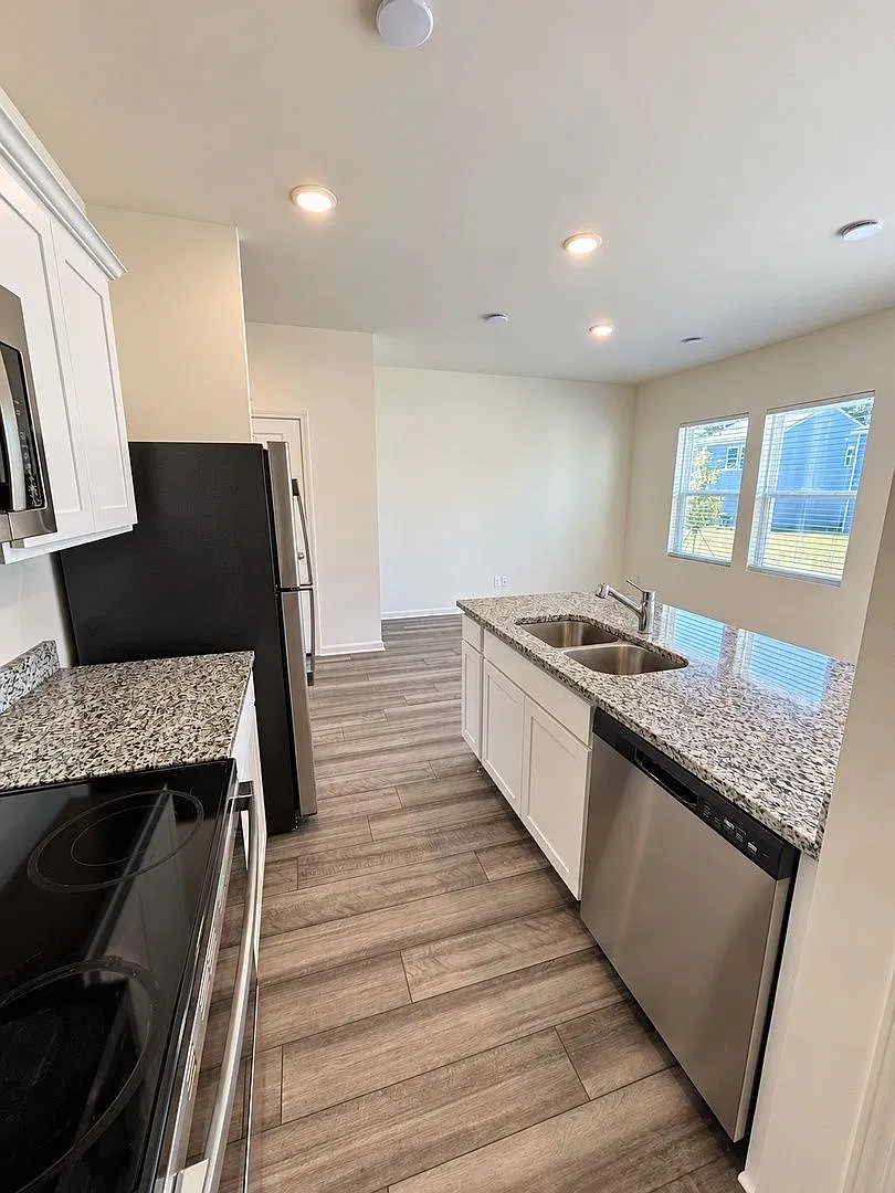 3 bed, 2.5 bath, 1175 sqft, $2,300 — Photo 4