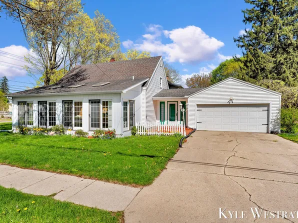405 S 1st St, Edmore, MI 48829