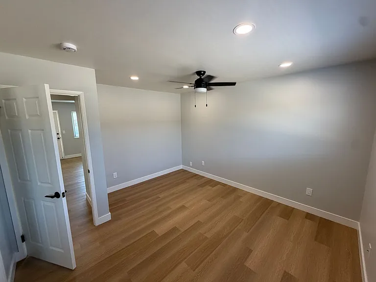 ROYALE APARTMENTS — Photo 25