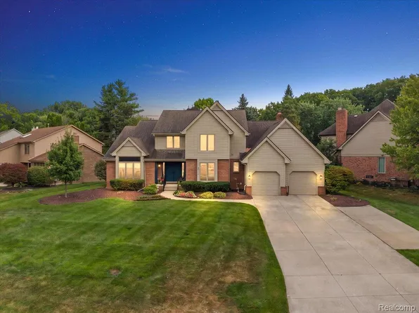 30111 White Hall Dr, Farmington Hills, MI 48331