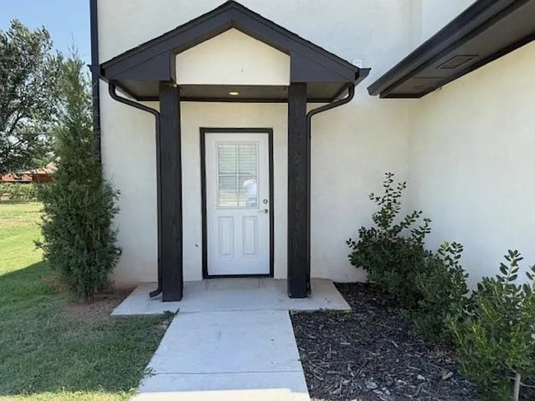 604 Abadan Dr — Photo 2