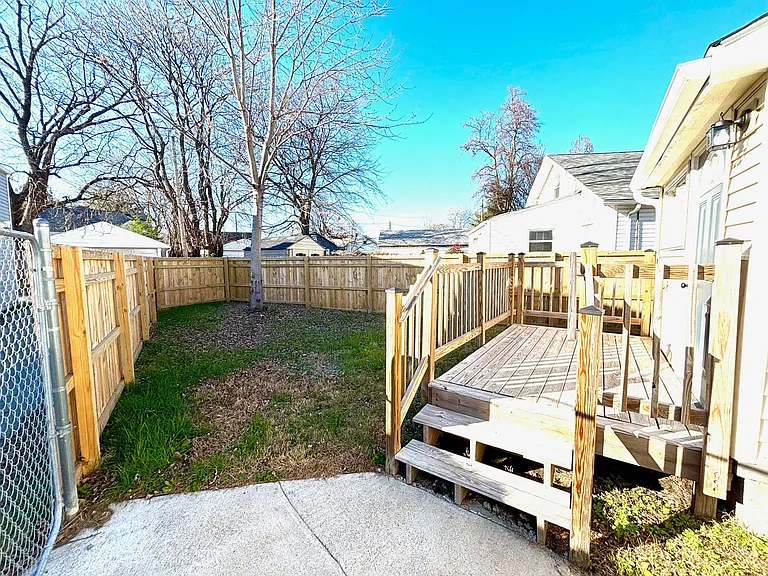 2128 Bradley Ave — Photo 10