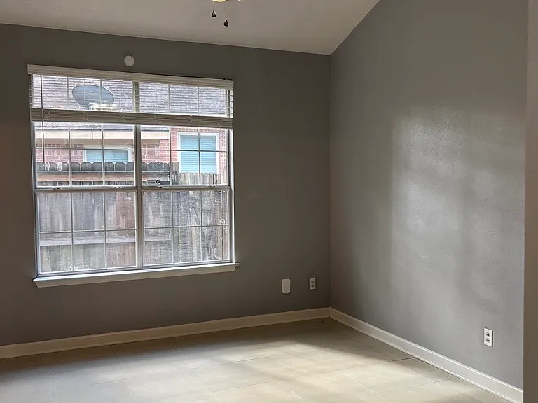 3523 Kings Mountain Dr — Photo 7