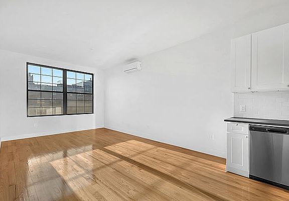 5th image of 574 Manhattan Ave APT 4A