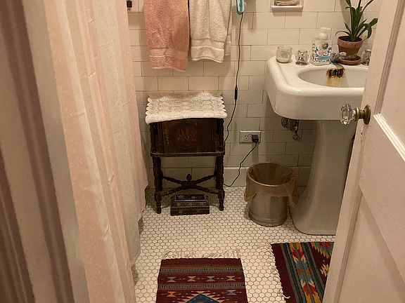 5th image of 414 N Sheppard St APT 12