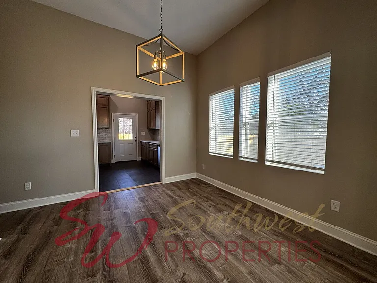 939 W Frey St — Photo 5