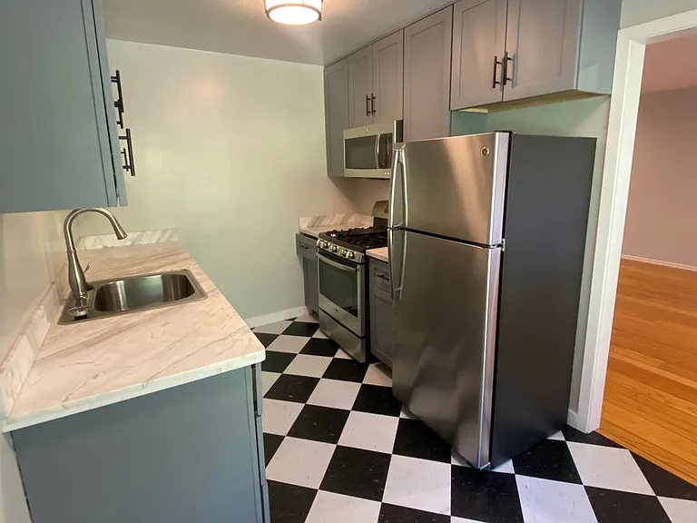 Bellevue Apartments — Photo 50