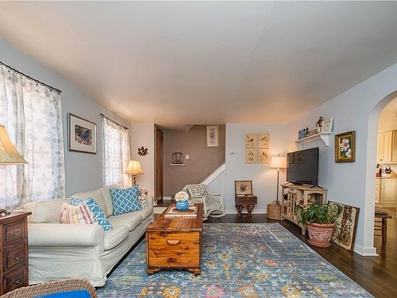 This is the view into the living room as seen from the front entry. It measures a spacious 16x13 and offers hardwood floors, neu