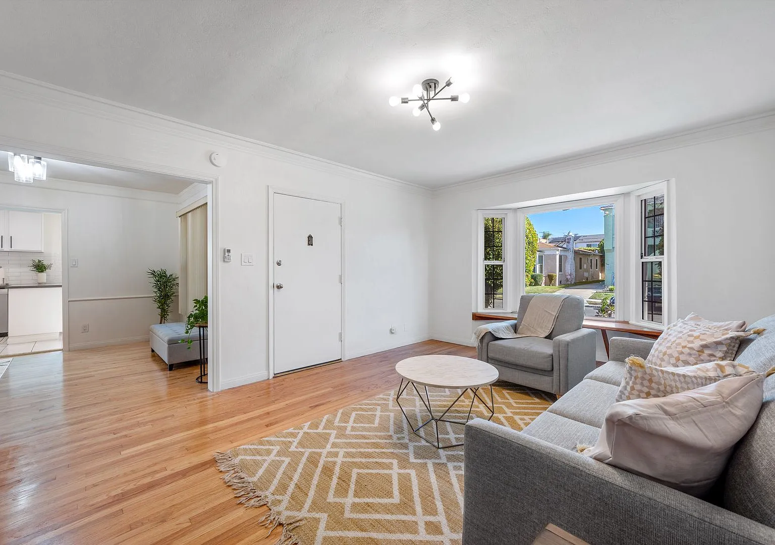 Classic Art Deco Charm | Spacious Duplex 2+1 — Photo 1