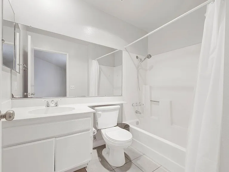 1561 W Jefferson Blvd — Photo 19