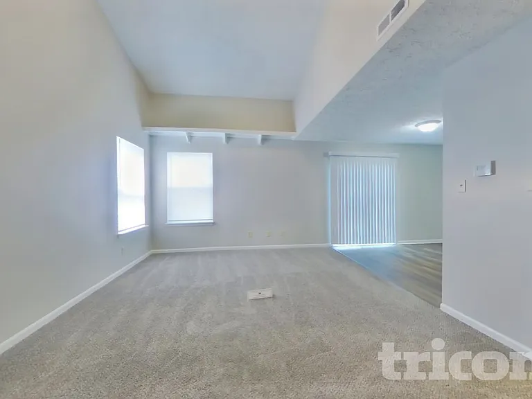 4468 Connaught East Dr — Photo 3