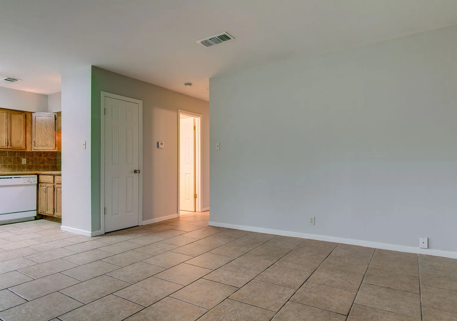 Upstairs Apartment for Lease! — Photo 4