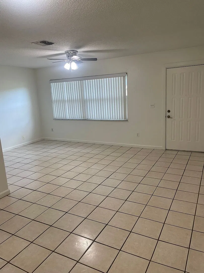 Move-In Ready 4 Bed / 1.5 Bath w/ Large Living Room & Fenced Backyard — Photo 4