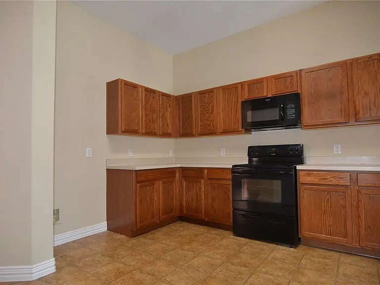 913 Fleming St — Photo 5