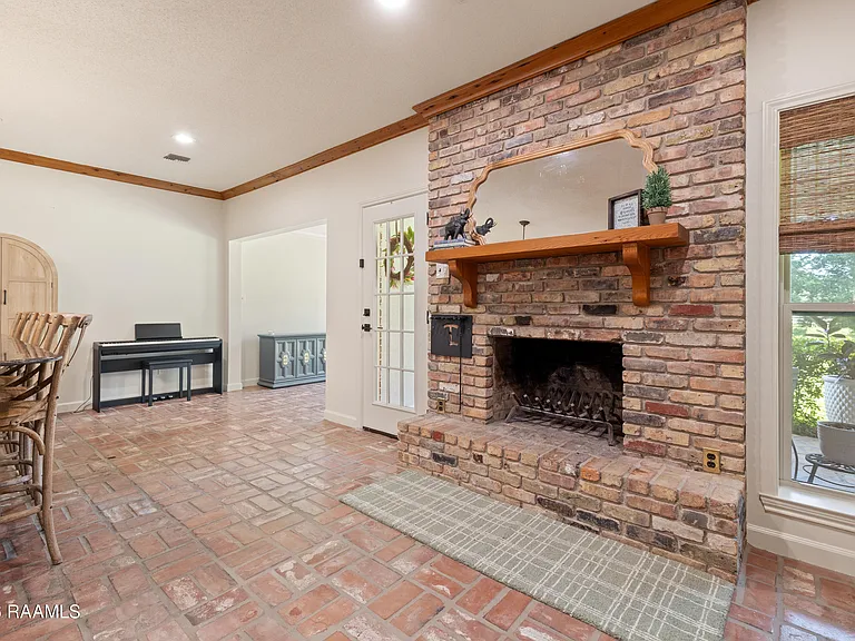 2407 E Broussard Rd — Photo 14