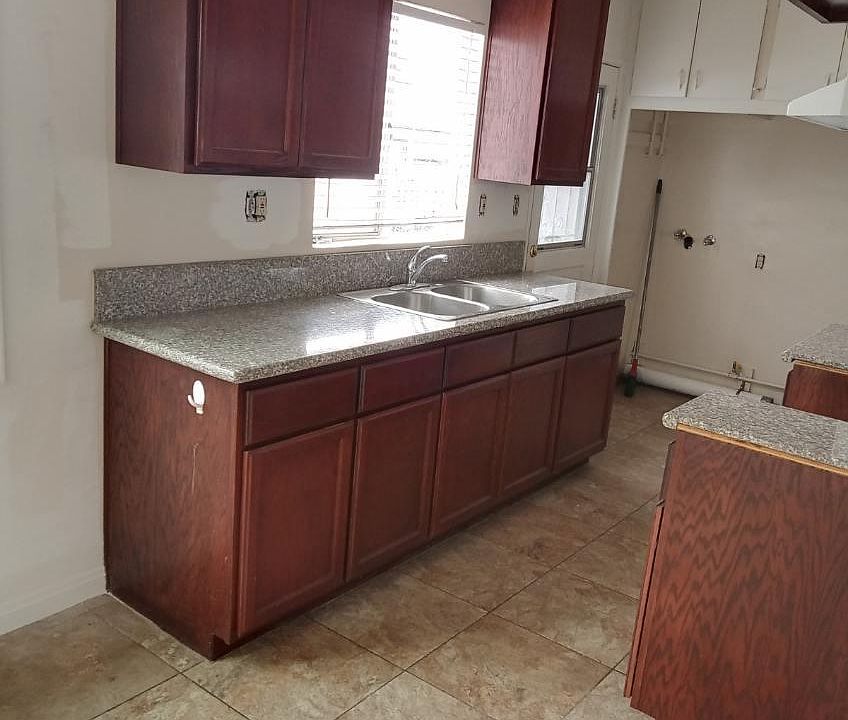 2nd image of 1015 W F St