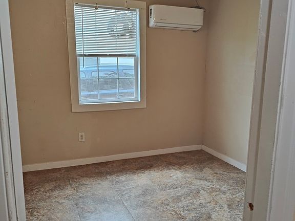 4th image of 1302 W Winnipeg Ave