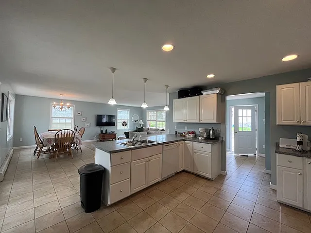 5 bed, 2400 sqft, $2,500 — Photo 4