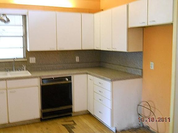 3rd image of 1620 White Way Dr