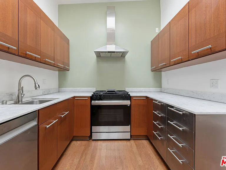 422 James St — Photo 10