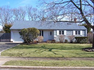 987 Gardiner Dr, Bay Shore, NY 11706