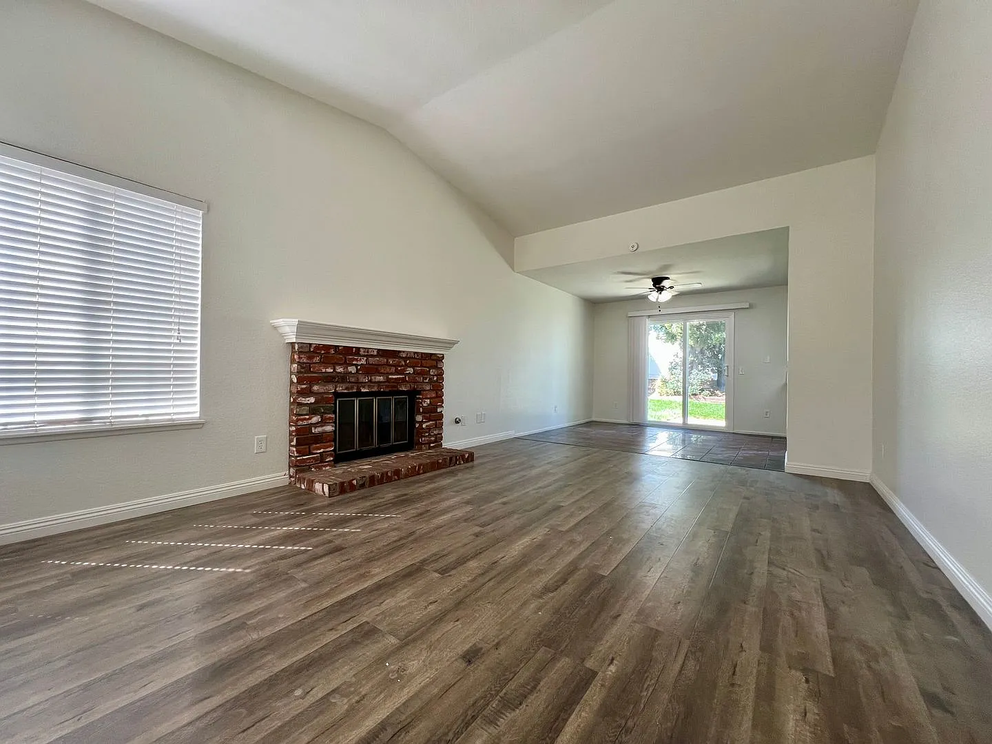 *Newly Updated* Single story 3bed+den/2 bath newly renovated home — Photo 2