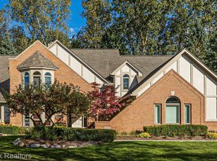 6678 Tree Knoll Dr, Troy, MI 48098