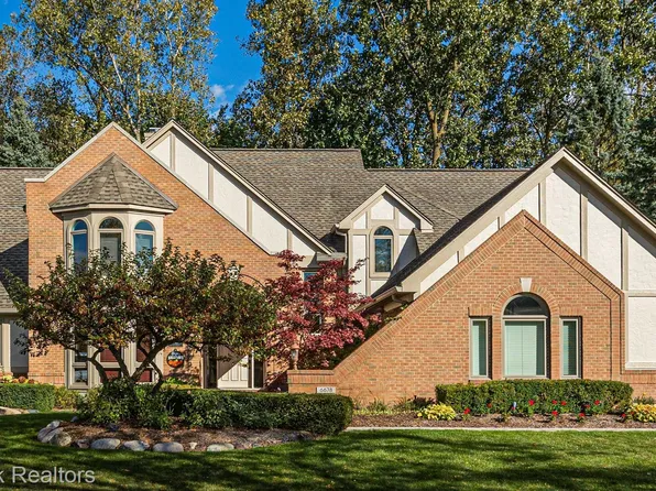 6678 Tree Knoll Dr, Troy, MI 48098