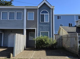 935 SW 12th St, Newport, OR 97365