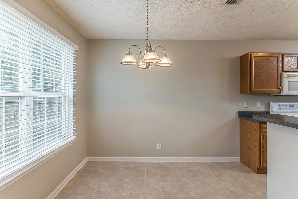 3 bed, 2.0 bath, 1361 sqft, $2,125 — Photo 4