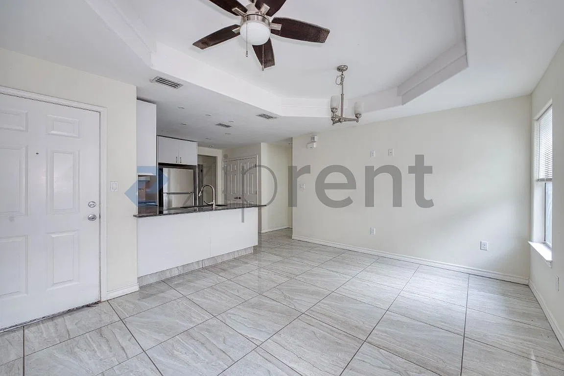 3 bed, 1100 sqft, $1,250 — Photo 3
