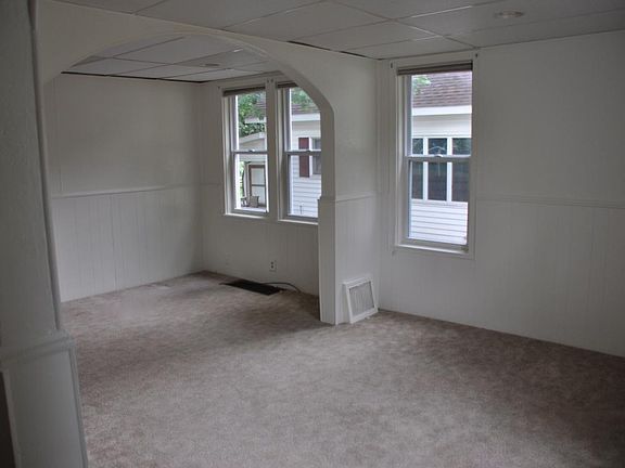 Livingroom with newer carpet