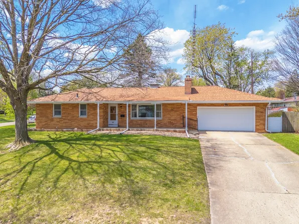 16 Kingswood Dr, Normal, IL 61761