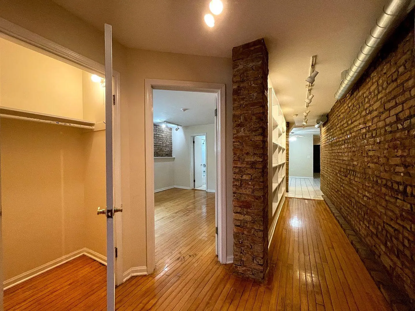 4112 N Clarendon Ave — Photo 2
