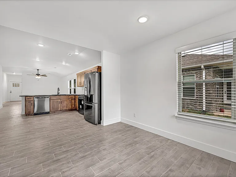 2031 Bluebonnet Ln — Photo 8