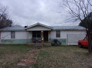608 E Wallace St, Llano, TX 78643