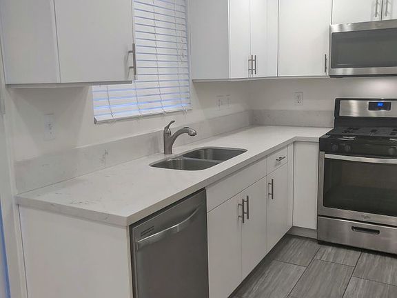 3rd image of 12206 Magnolia Blvd APT 3