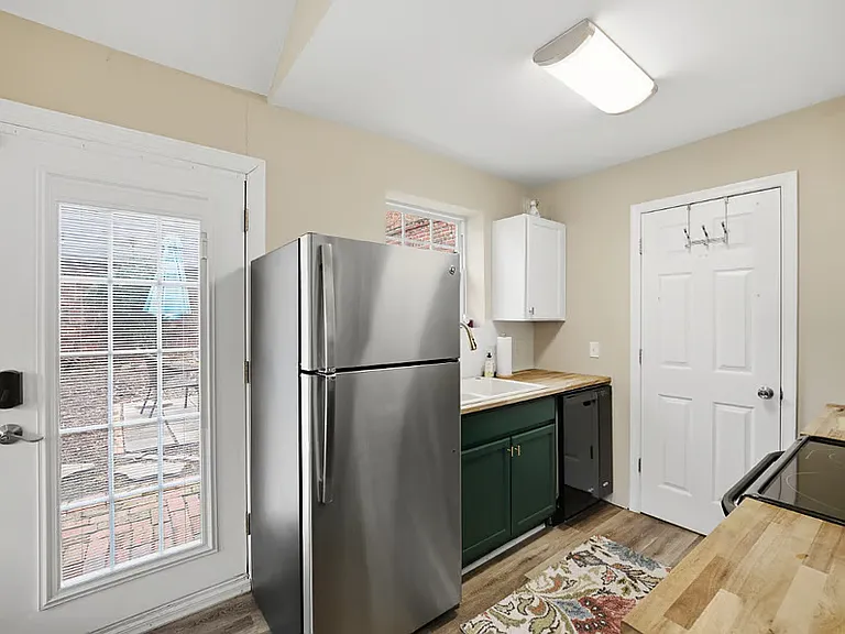 831 Gates Ave #C — Photo 7