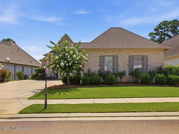 3rd image of 124 Greenway Ln