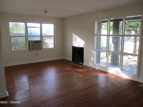 4th image of 212 Woodland Ave