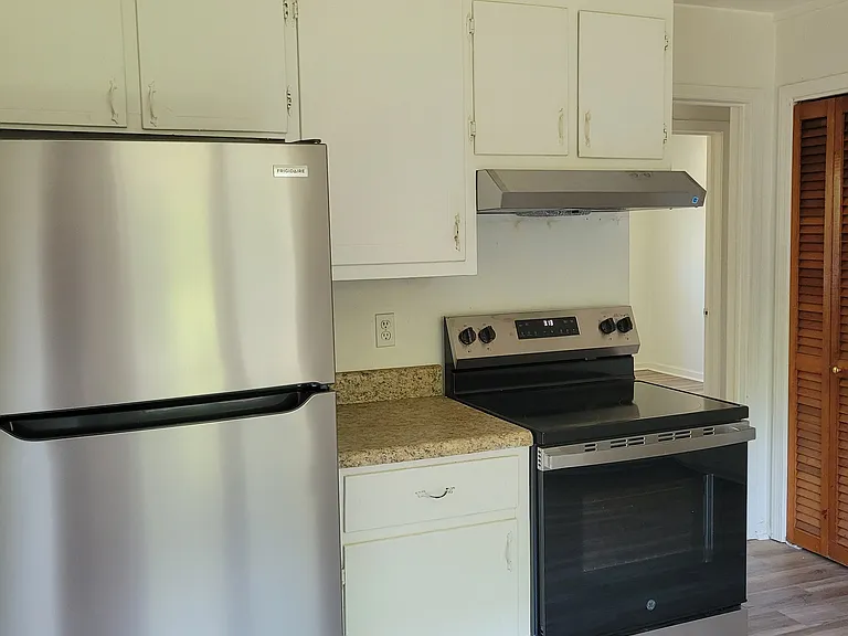 21406 Court St — Photo 4