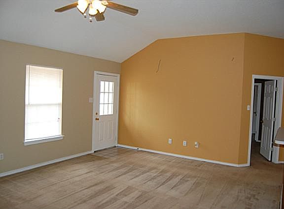 3rd image of 4618 Lyndi Ln