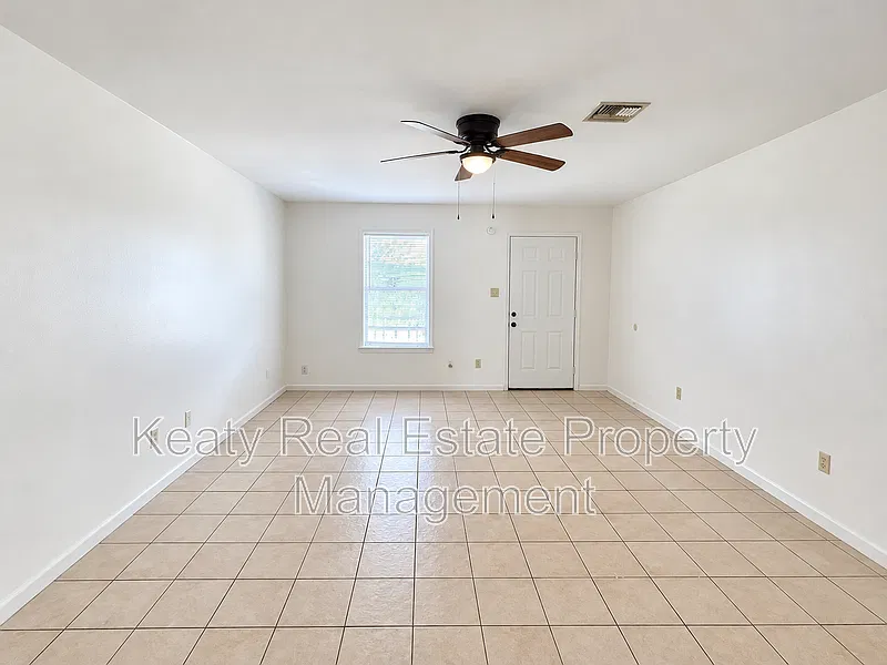 2 bed, 1.0 bath, 1000 sqft, $750 — Photo 2