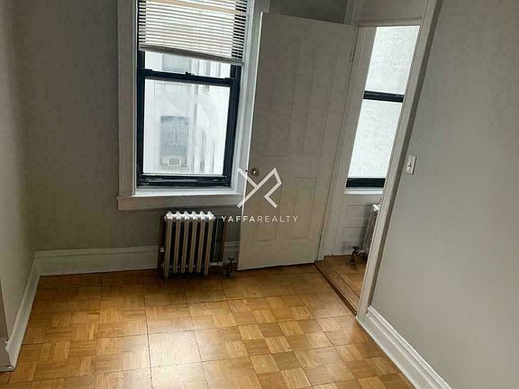 5th image of 307 12th St APT 23