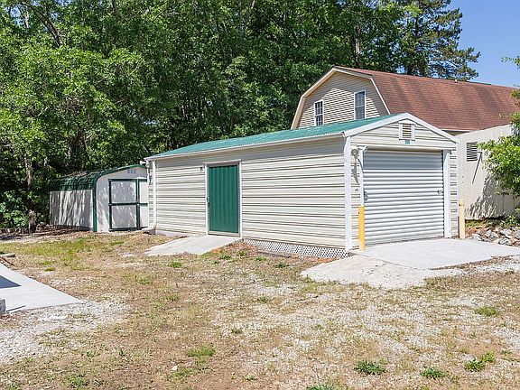 5th image of 105 Cedar Ln