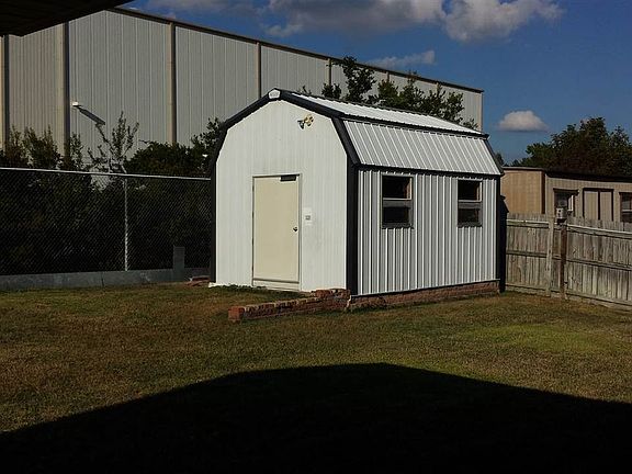 4th image of 1311 Larkspur Ln